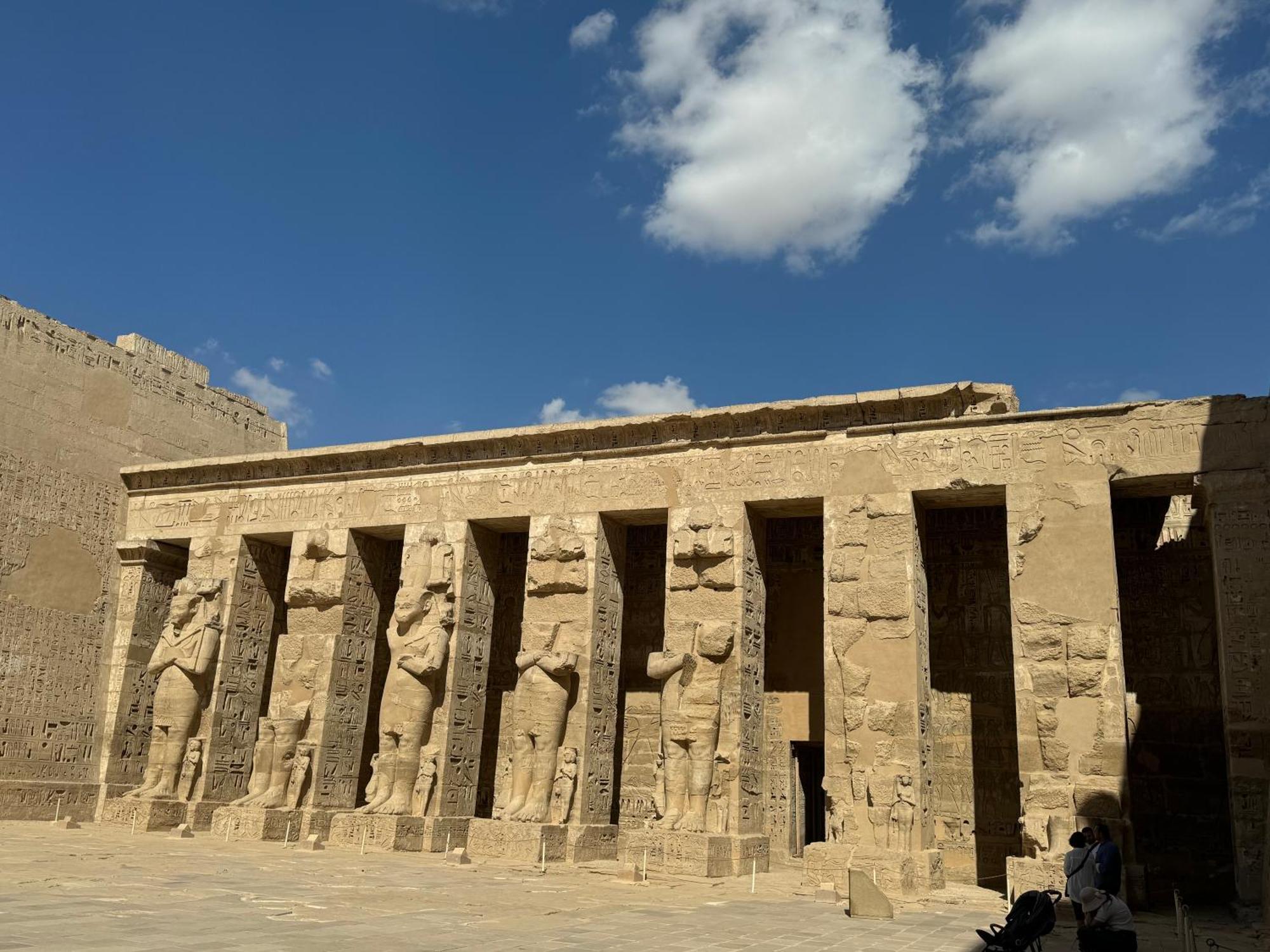 Pyramids Hills History Hotel