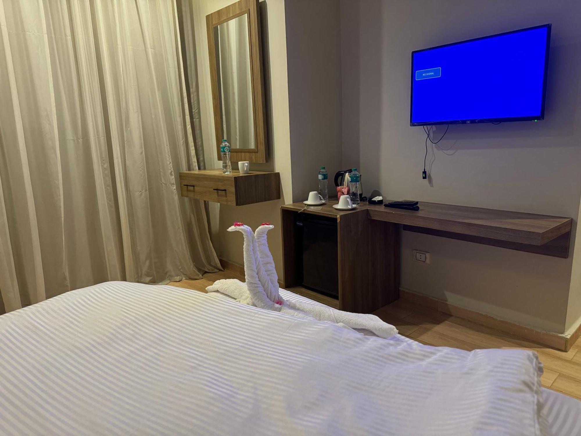 Hotel Pyramids Hills History 3*