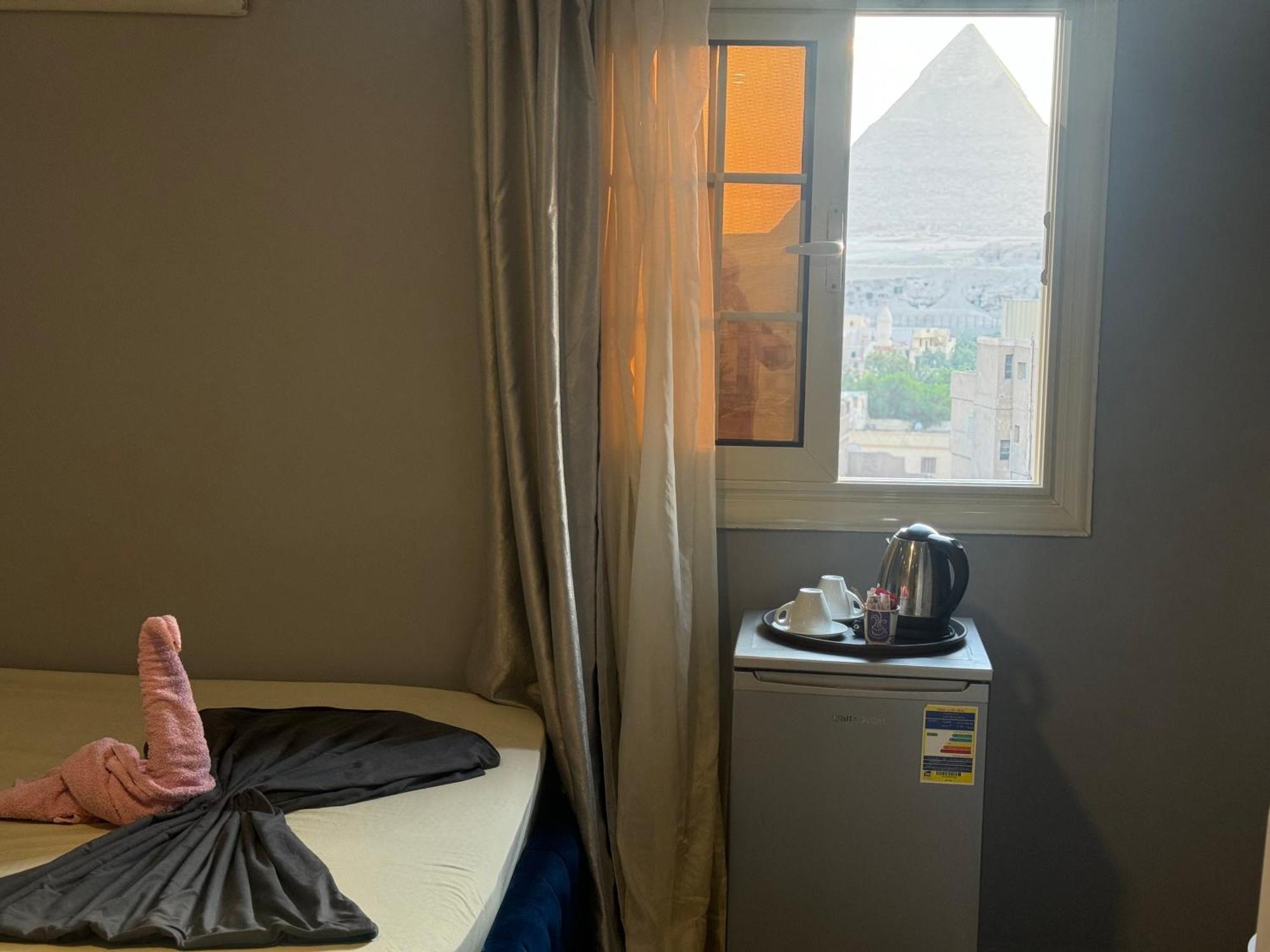 Pyramids Hills History Hotel