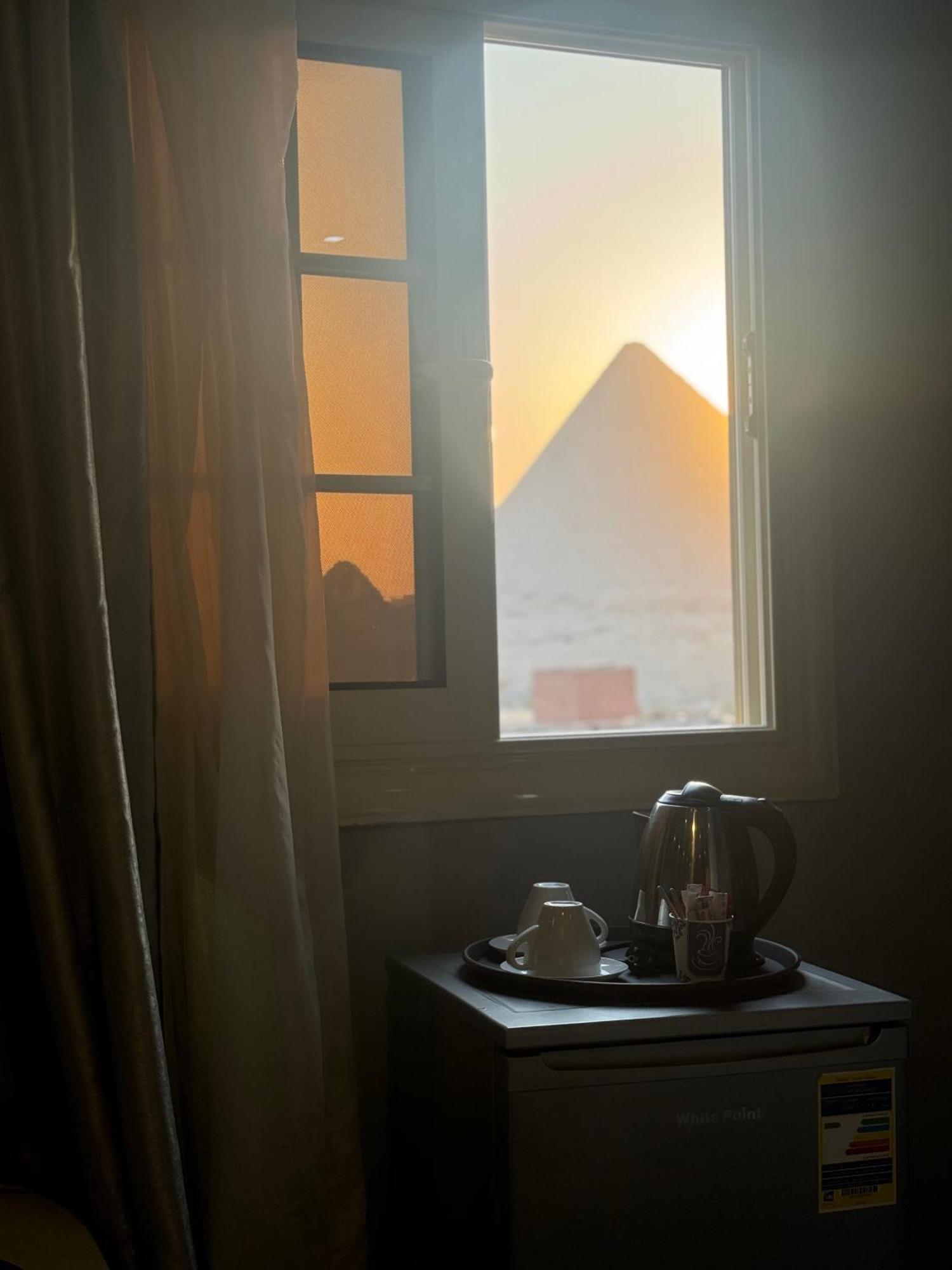 Pyramids Hills History Hotel
